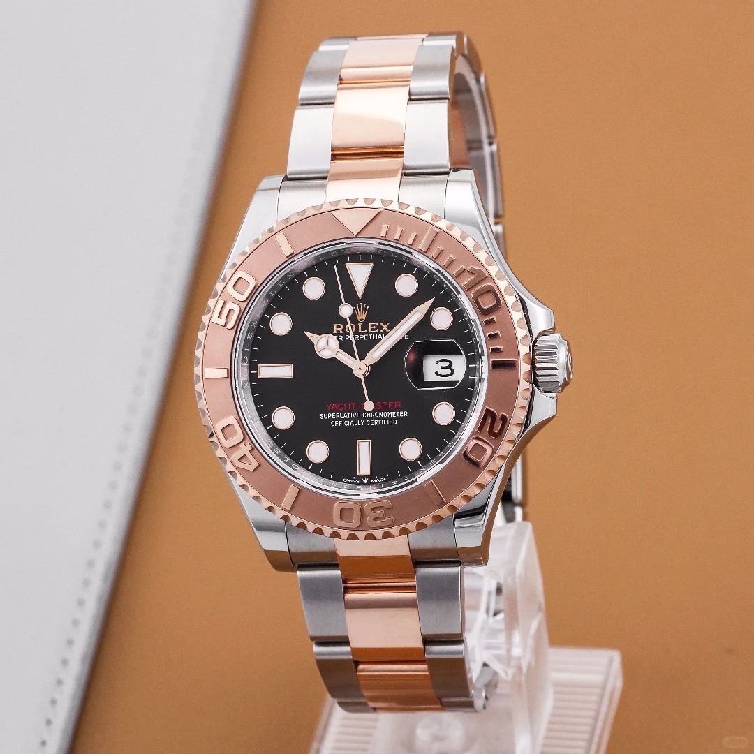 The Oyster Perpetual Yacht-Master 40 is available in Everose gold and Oystersteel with an Oyster bracelet. -m126621-0001