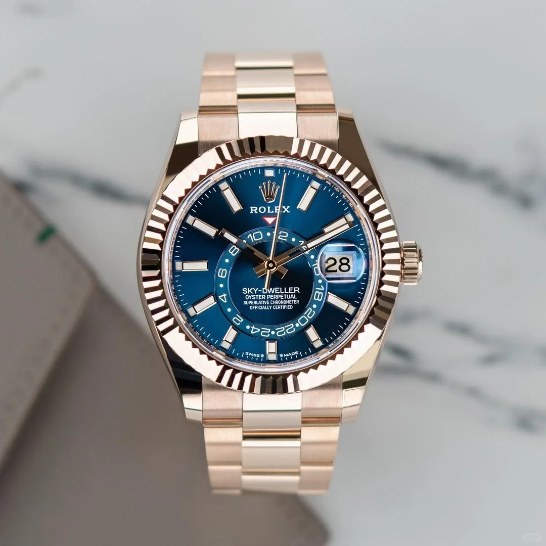 The Oyster Perpetual Sky-Dweller in 18-carat Everose gold with a turquoise dial and Oyster bracelet. -m336935-0001 42mm