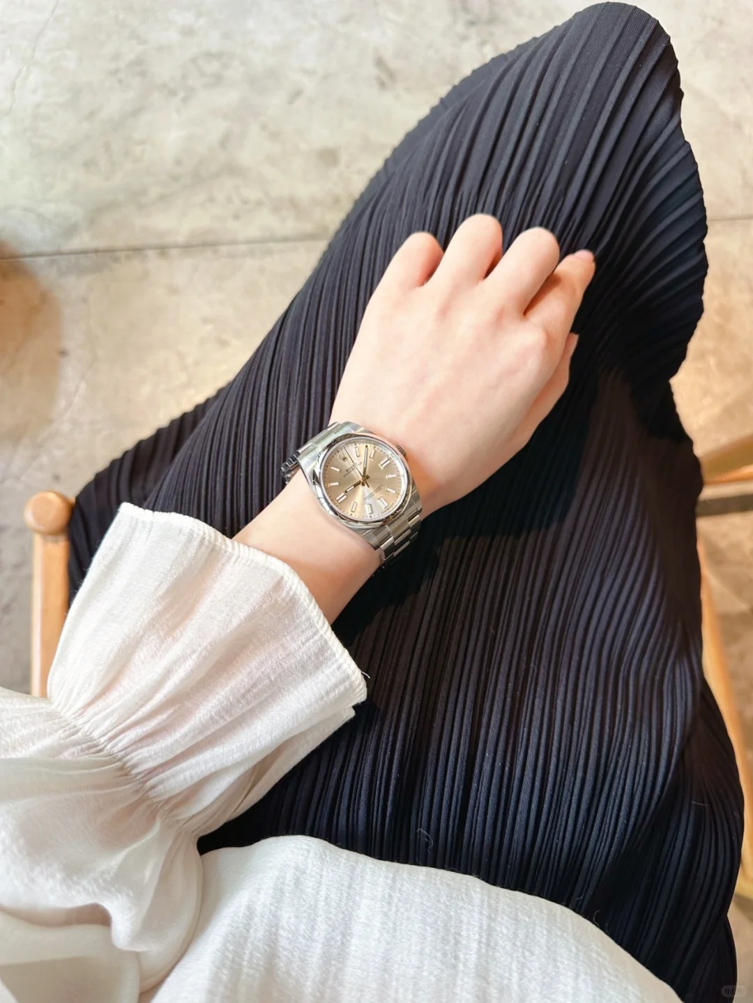 The Oyster Perpetual 36 is fitted with a silver dial and an Oyster bracelet. -m126000-0001