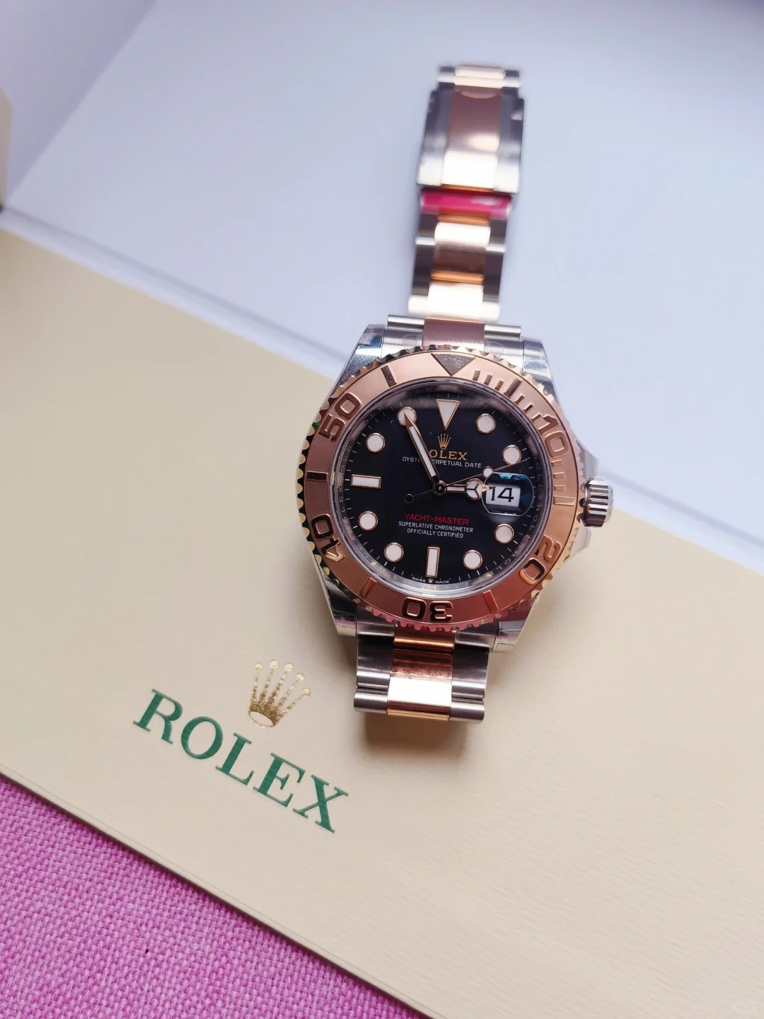 The Oyster Perpetual Yacht-Master 40 is available in Everose gold and Oystersteel with an Oyster bracelet. -m126621-0002