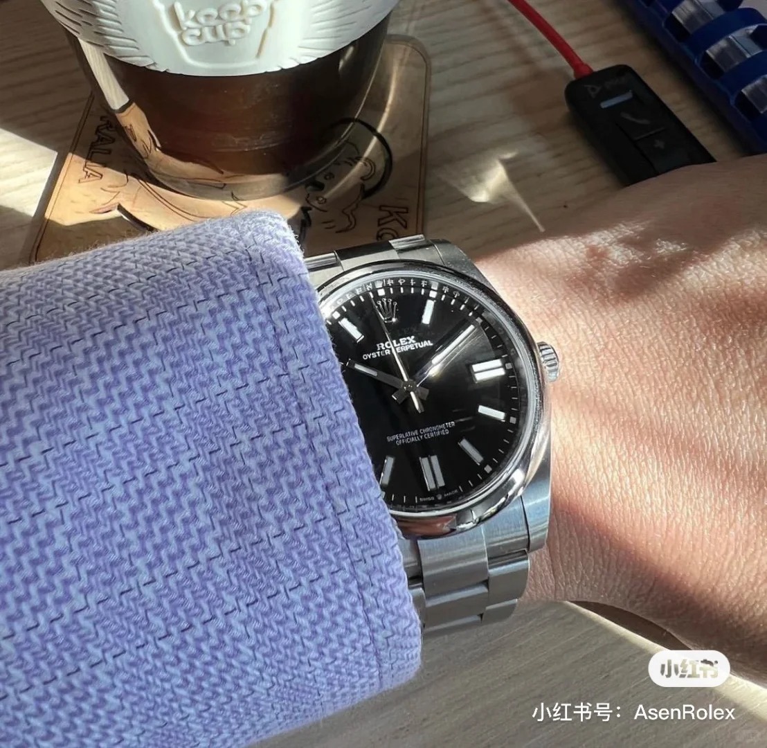 The Oyster Perpetual 41 is presented with a glossy black dial and an Oyster bracelet. -m124300-0002