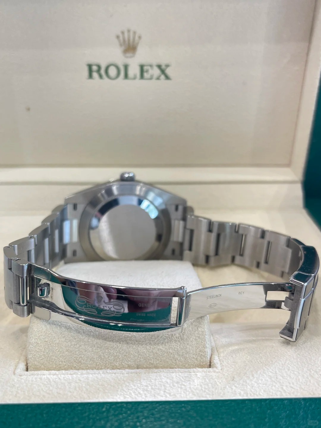 The Oyster Perpetual 41 is presented with a green dial and an Oyster bracelet. -m124300-0005