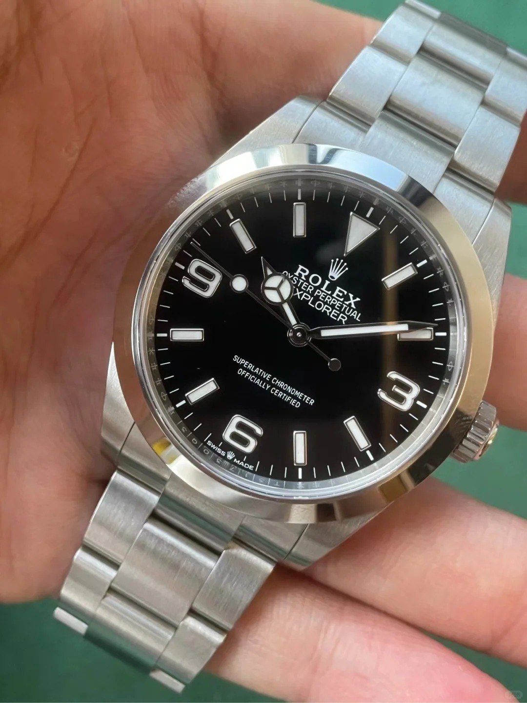 The Oyster Perpetual Explorer 40 is made of Oyster steel with a distinctive black dial featuring the 3, 6 and 9 numerals coated with Chromalight. -m224270-0001