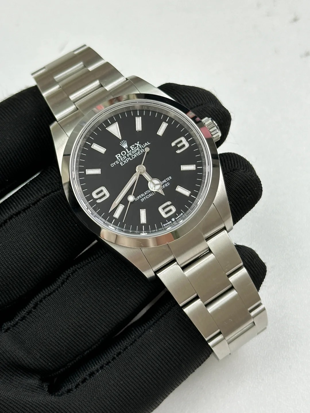 The Oyster Perpetual Explorer 36 is made of Oyster steel and features a distinctive black dial featuring the 3, 6 and 9 numerals coated with Chromalight. -m124270-0001