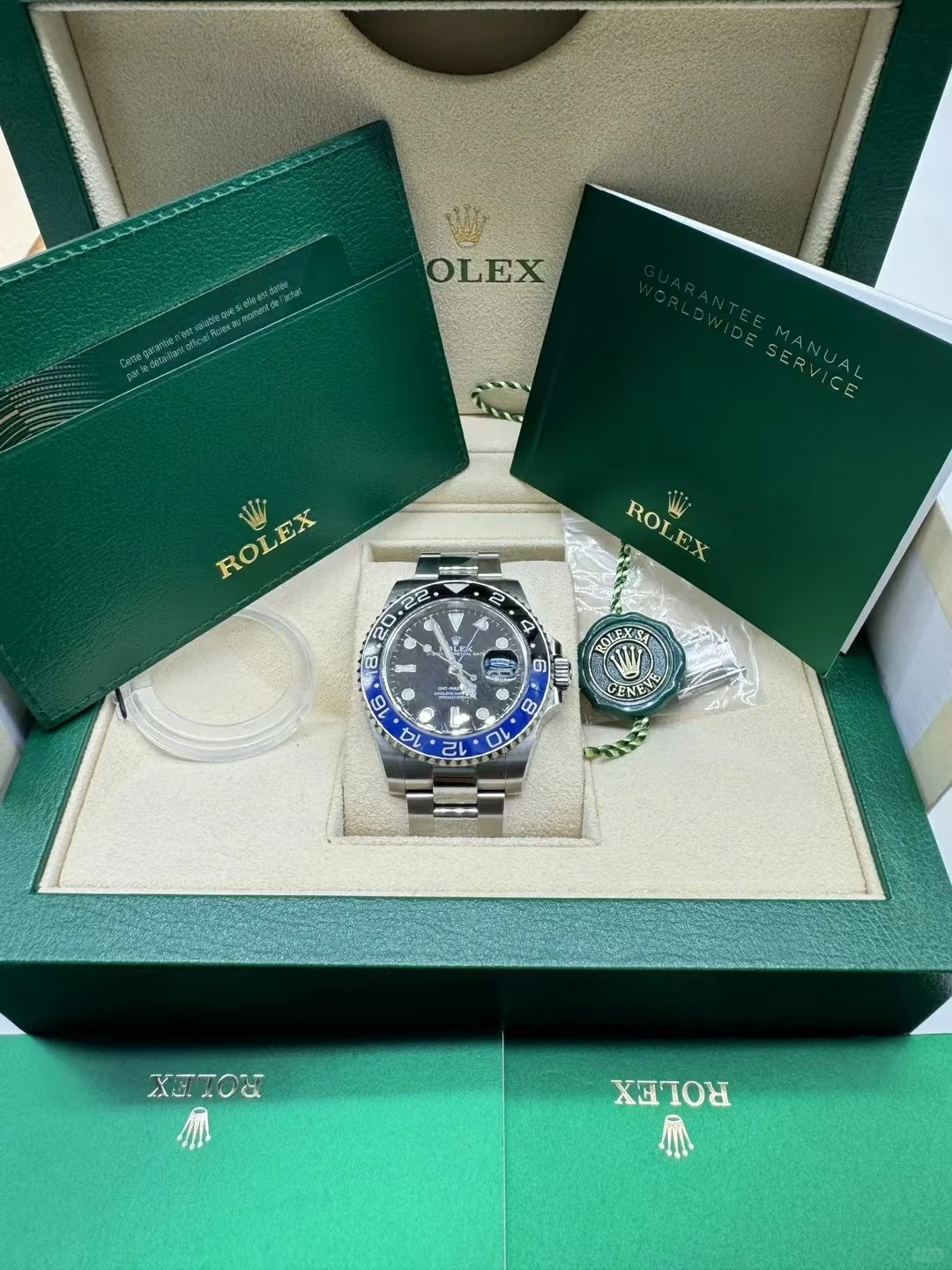 The Oyster Perpetual GMT-Master II is made of Oyster steel with a black dial and an Oyster bracelet. -m126710blnr-0003 40mm