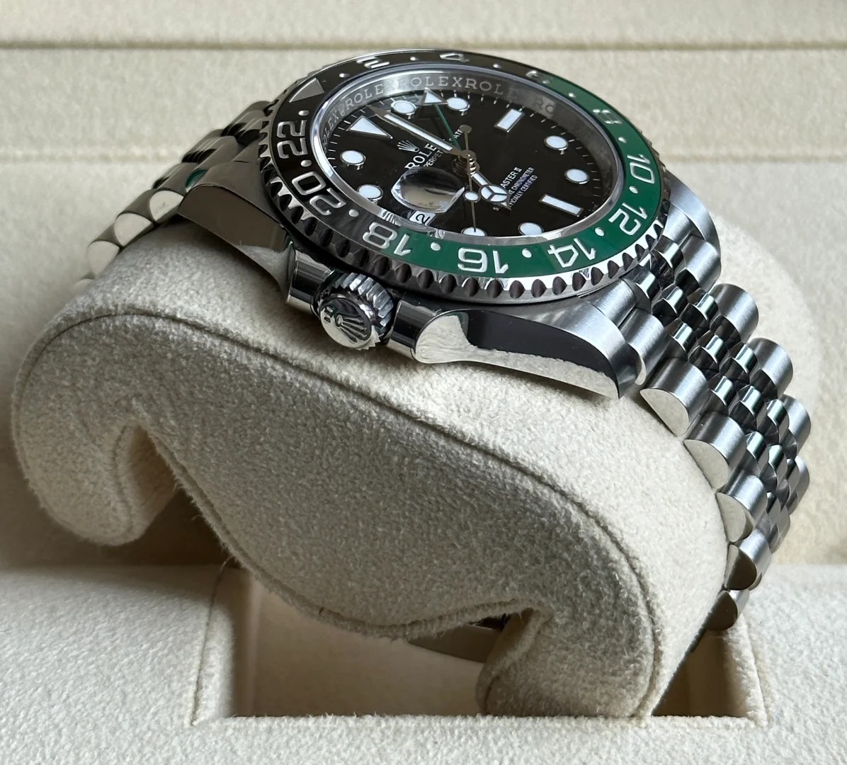 The Oyster Perpetual GMT-Master II is available in Oyster steel with a black dial and a Jubilee bracelet. -m126720vtnr-0002 40mm