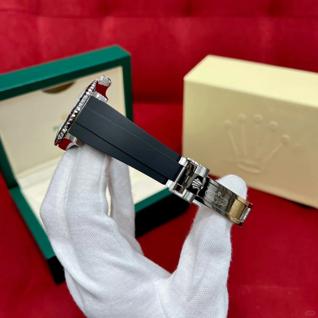 The Oyster Perpetual Yacht-Master 42 is available in 18 ct white gold with a black dial and an Oysterflex bracelet. -m226659-0002