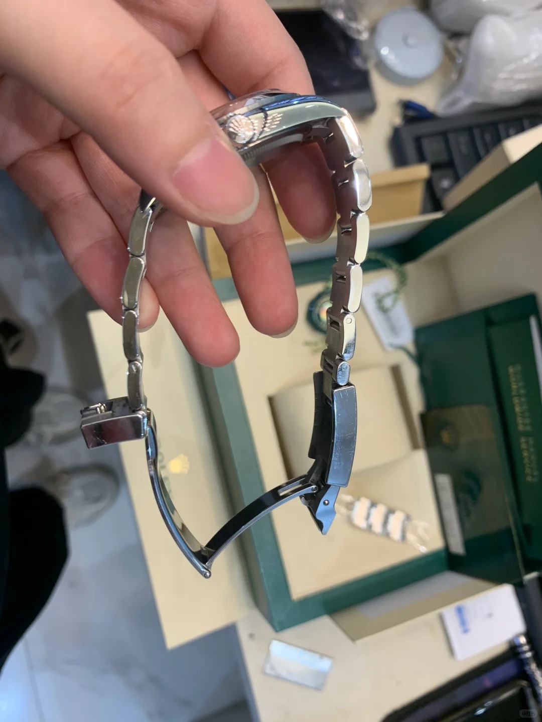 The Oyster Perpetual Explorer 36 is made of Oyster steel and features a distinctive black dial featuring the 3, 6 and 9 numerals coated with Chromalight. -m124270-0001