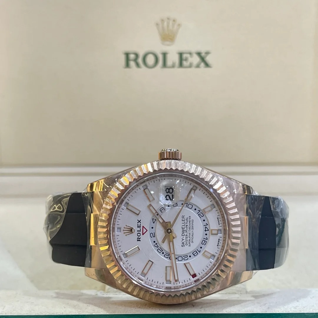 The Oyster Perpetual Sky-Dweller in 18 ct Everose gold with a mellow white dial and an Oysterflex bracelet. -m336235-0003 42mm