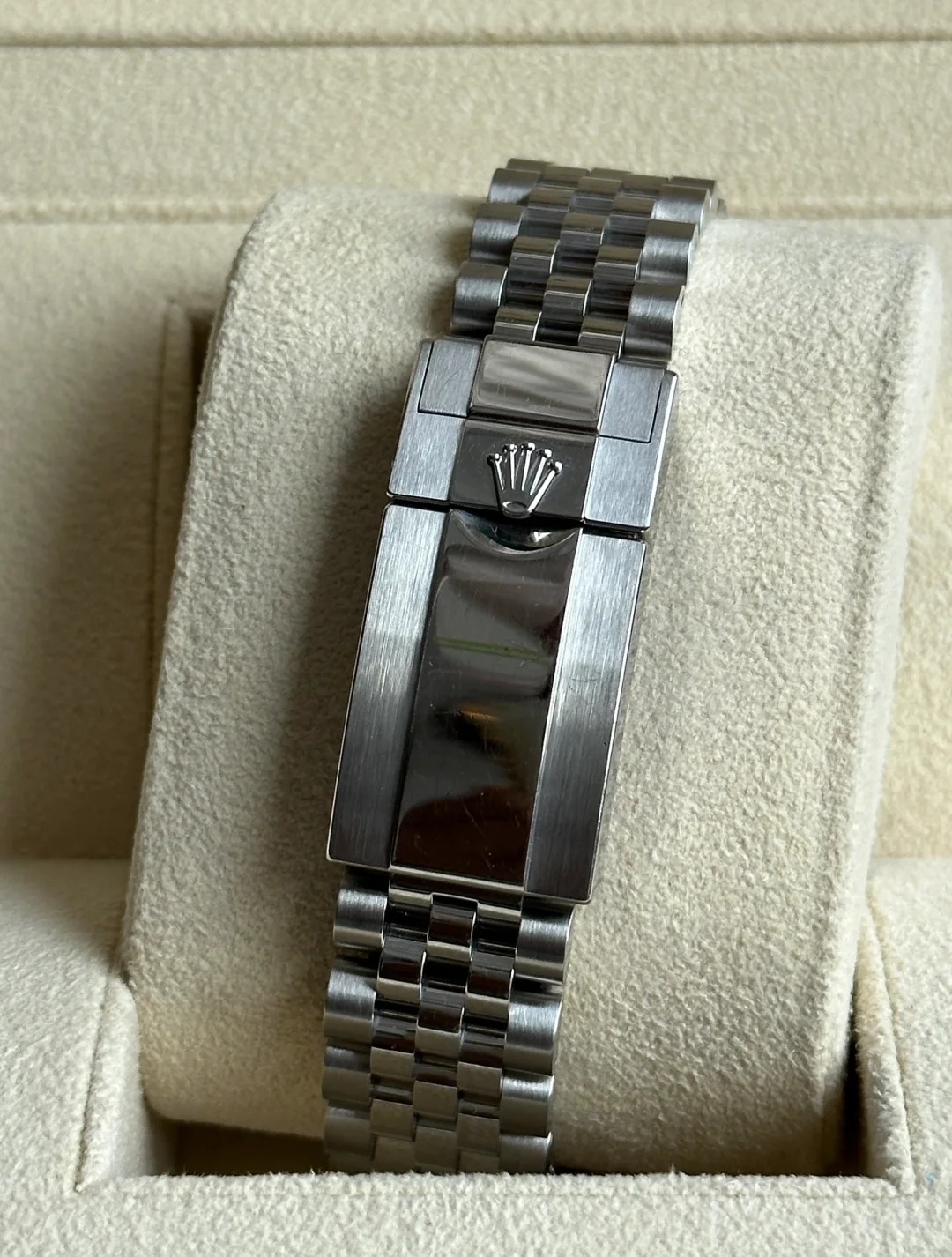 The Oyster Perpetual GMT-Master II is available in Oyster steel with a black dial and a Jubilee bracelet. -m126720vtnr-0002 40mm