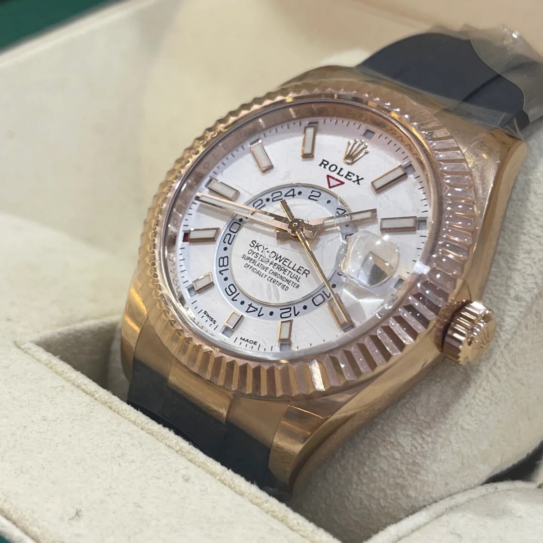 The Oyster Perpetual Sky-Dweller in 18 ct Everose gold with a mellow white dial and an Oysterflex bracelet. -m336235-0003 42mm