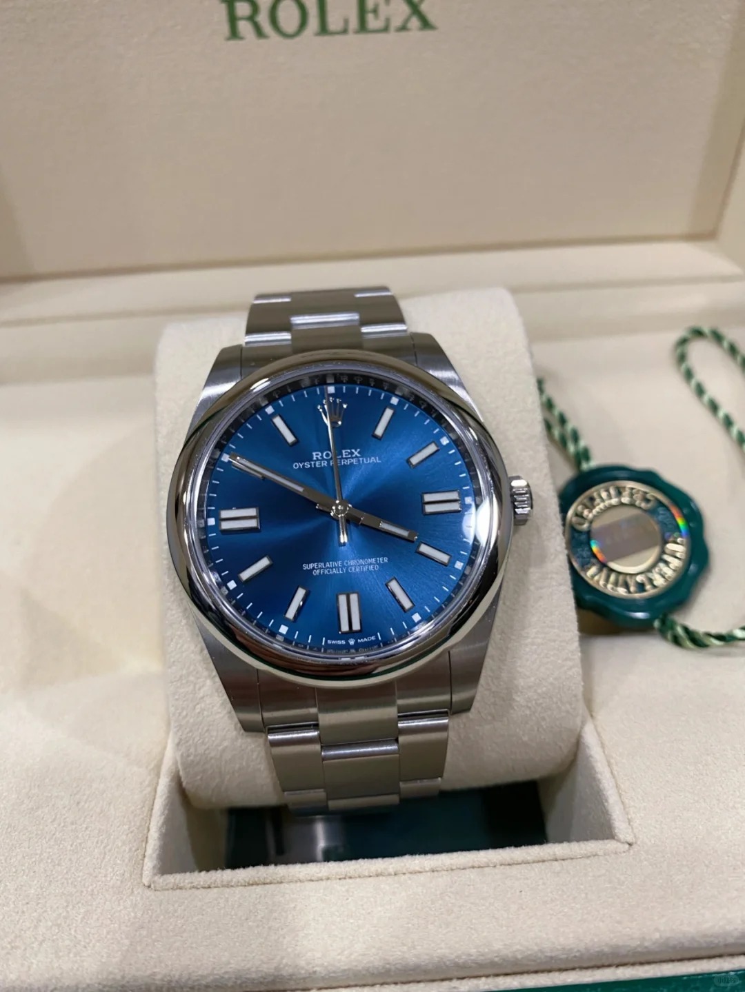 The Oyster Perpetual 41 is presented with a bright blue dial and an Oyster bracelet. -m124300-0003