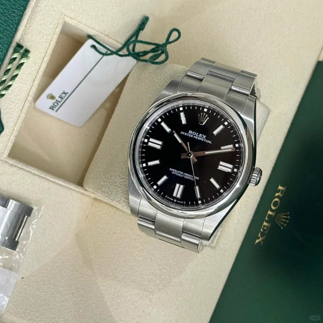 The Oyster Perpetual 41 is presented with a glossy black dial and an Oyster bracelet. -m124300-0002