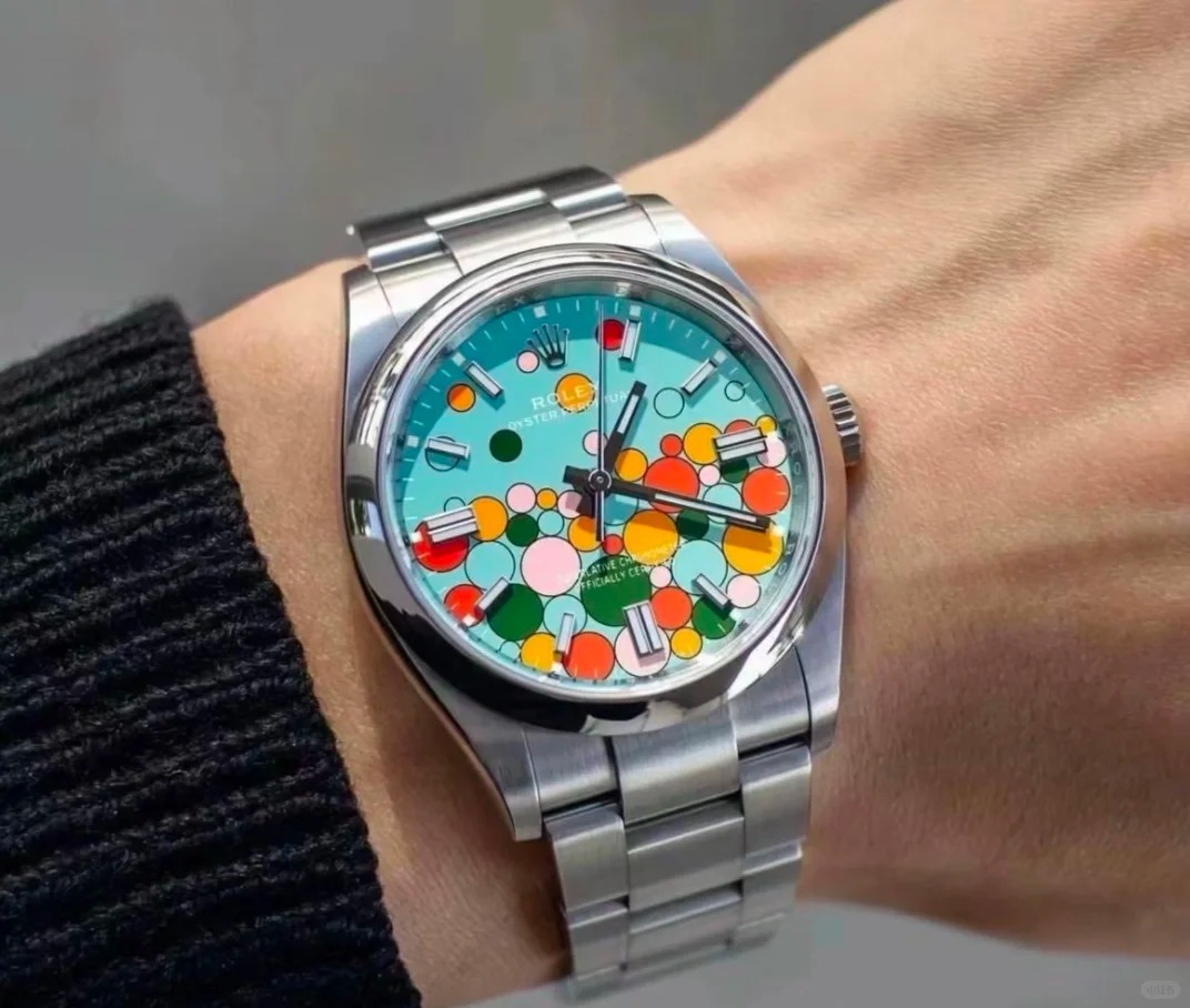 The Oyster Perpetual 41 is fitted with a turquoise blue celebration dial and an Oyster bracelet. -m124300-0008