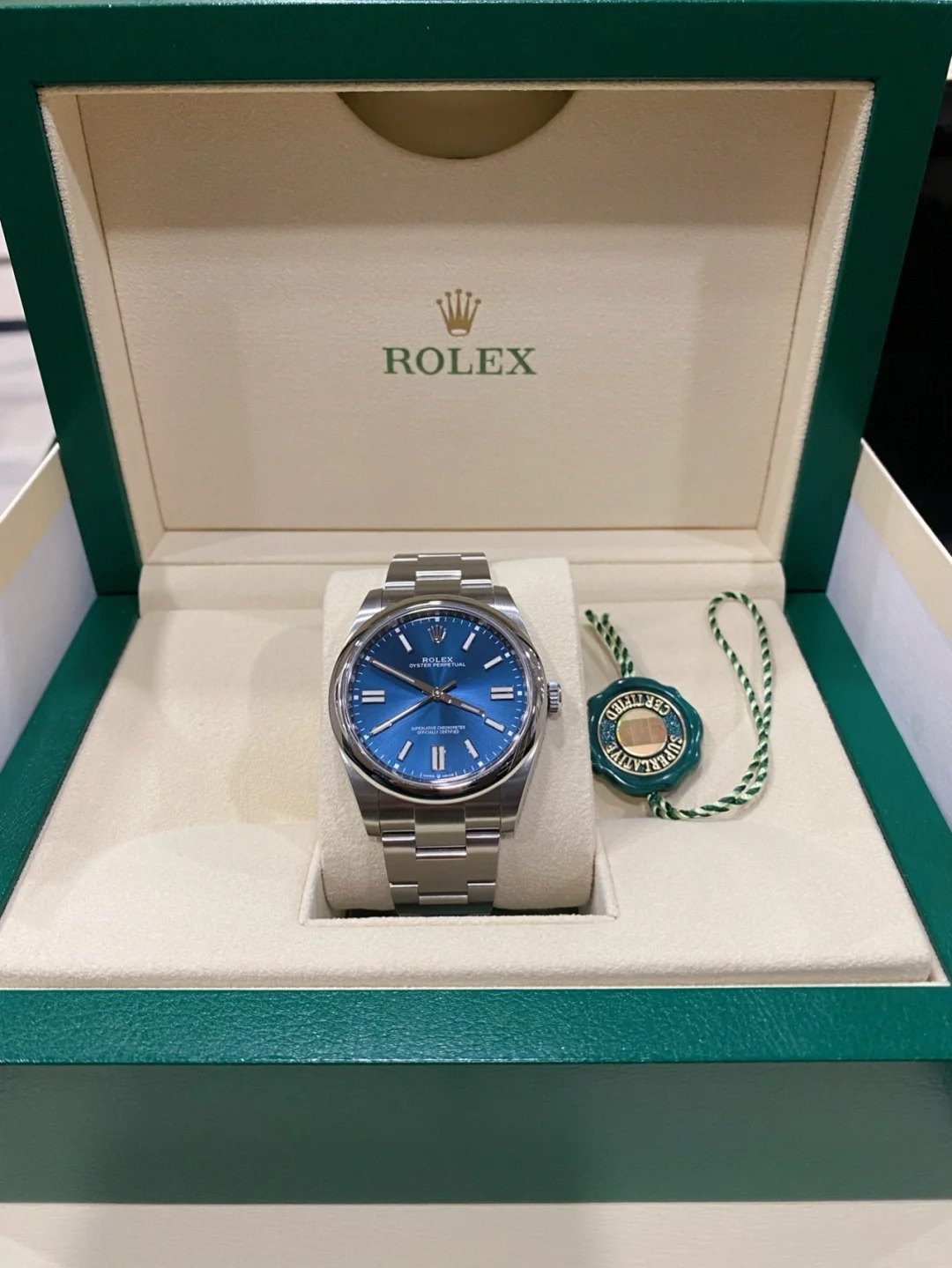 The Oyster Perpetual 41 is presented with a bright blue dial and an Oyster bracelet. -m124300-0003