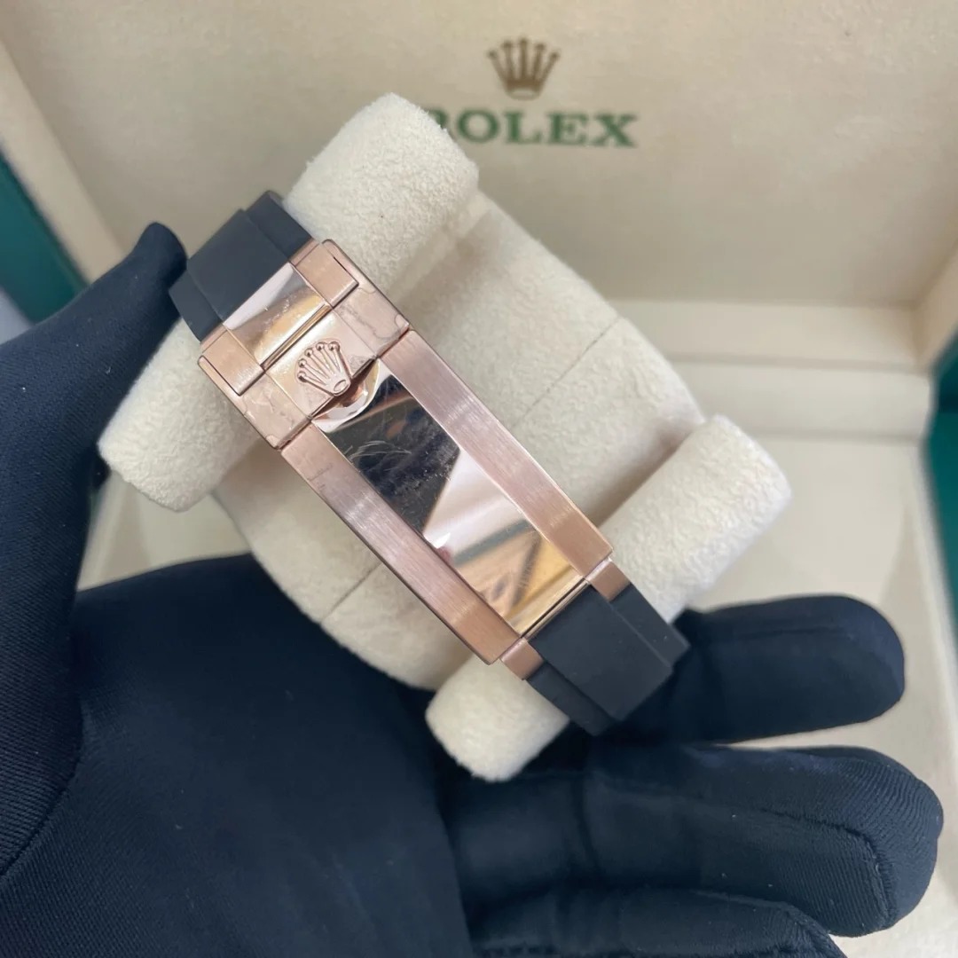 The Oyster Perpetual Yacht-Master 40 in 18 ct Everose gold with an Oysterflex strap. -m126655-0002