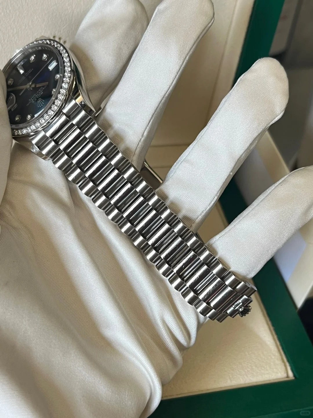 The Oyster Perpetual Day-Date 36 in 18 ct white gold features a graduated blue dial set with diamonds, a diamond-set bezel and a President bracelet. -m128399tbr-0007