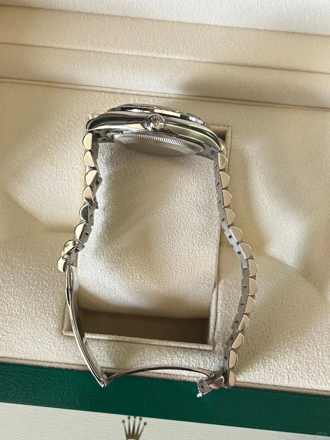 The Oyster Perpetual Day-Date 36 in 18 ct white gold features a graduated blue dial set with diamonds, a diamond-set bezel and a President bracelet. -m128399tbr-0007