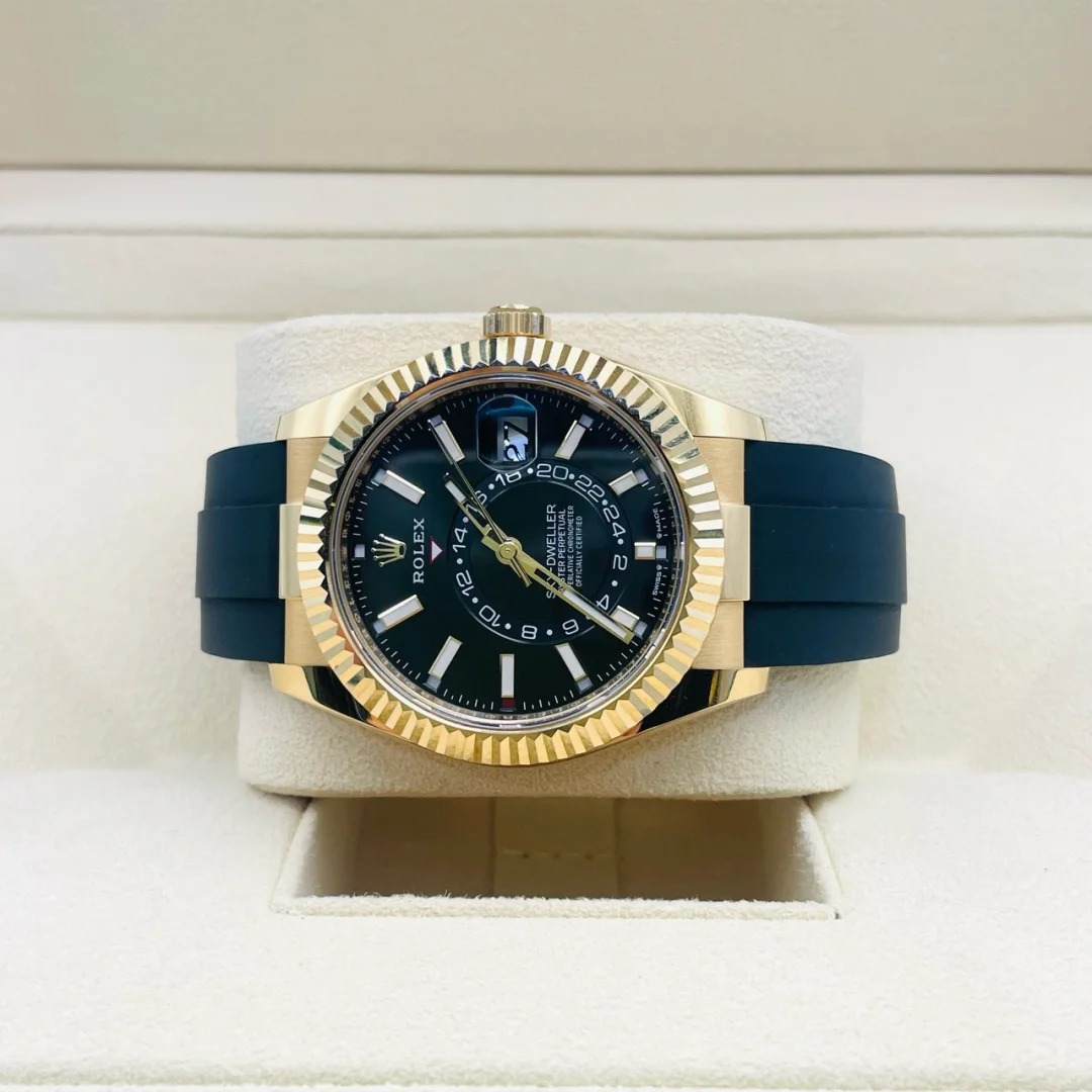 The Oyster Perpetual Sky-Dweller is available in 18 ct yellow gold with a glossy black dial and an Oysterflex bracelet. -m336238-0002 42mm