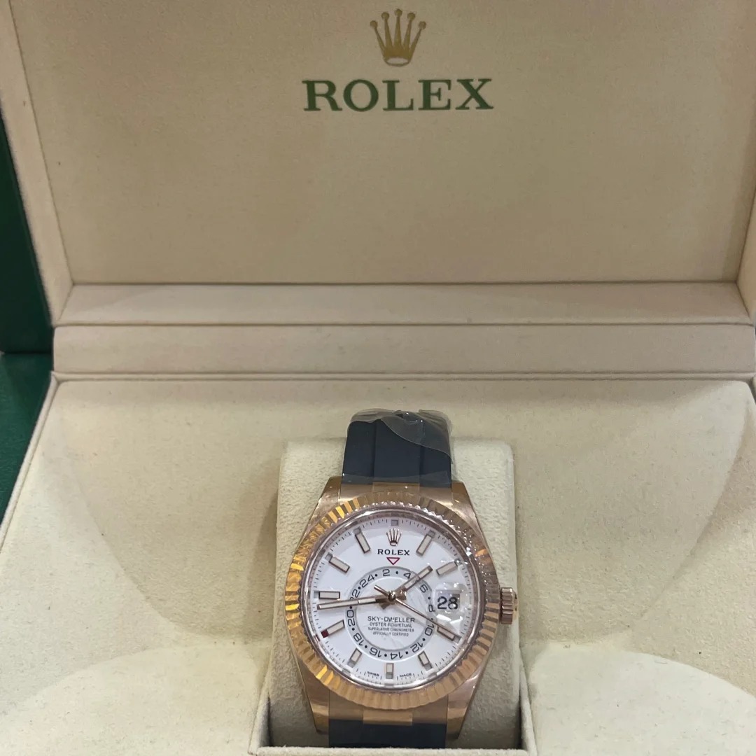 The Oyster Perpetual Sky-Dweller in 18 ct Everose gold with a mellow white dial and an Oysterflex bracelet. -m336235-0003 42mm