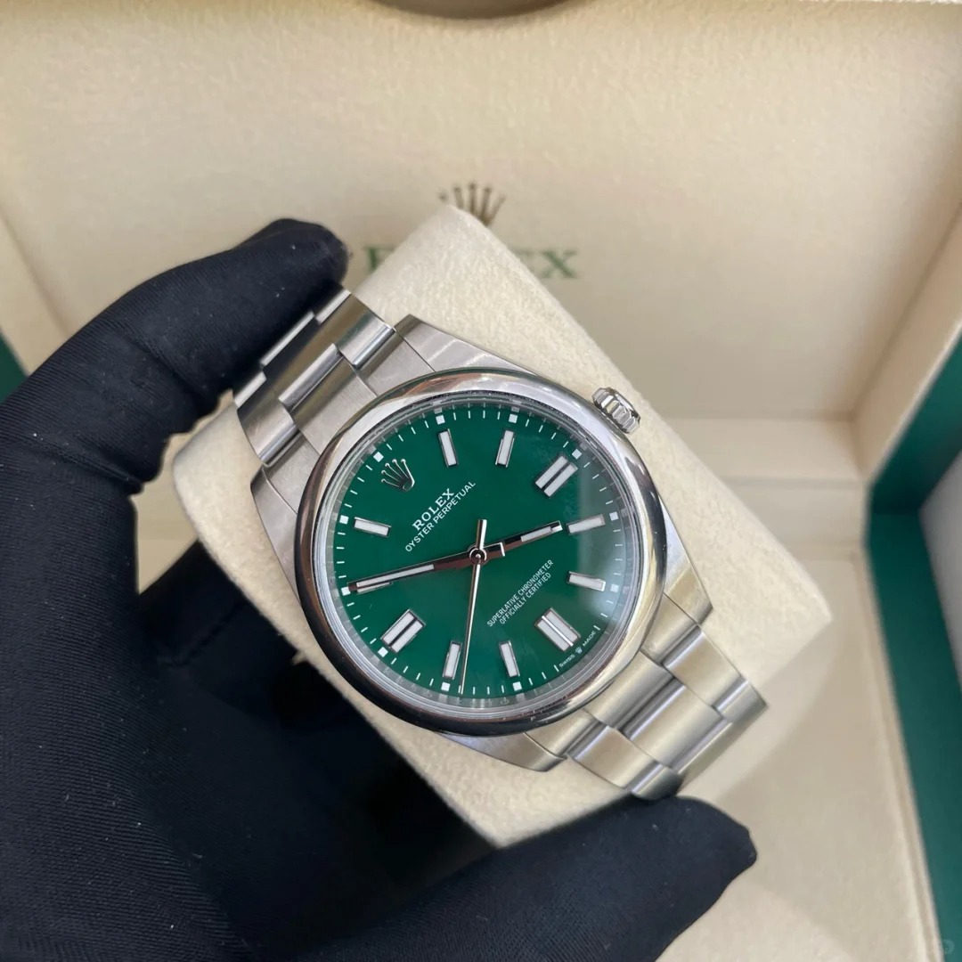 The Oyster Perpetual 41 is presented with a green dial and an Oyster bracelet. -m124300-0005