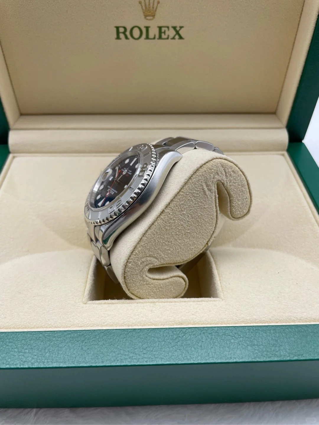 The Oyster Perpetual Yacht-Master 40 in platinum and Oystersteel with an Oyster bracelet. -m126622-0002