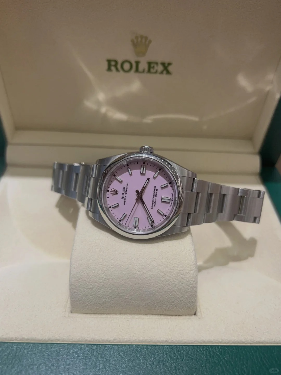 The Oyster Perpetual 36 is presented with a candy pink dial and an Oyster bracelet. -m126000-0008