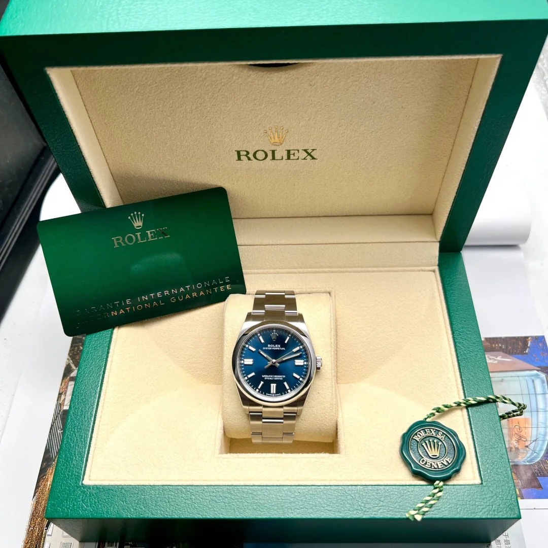 The Oyster Perpetual 36 is presented with a bright blue dial and an Oyster bracelet. -m126000-0003