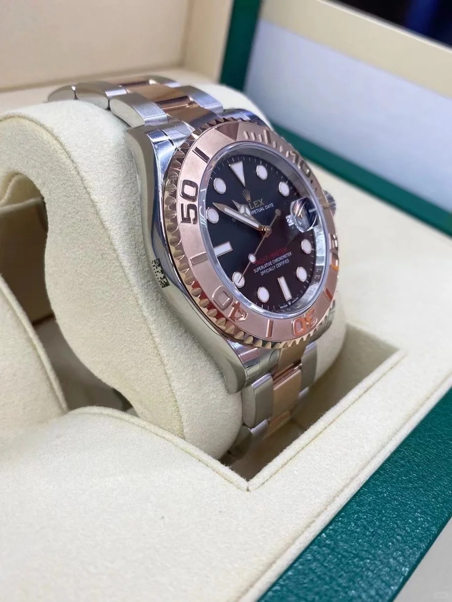 The Oyster Perpetual Yacht-Master 40 is available in Everose gold and Oystersteel with an Oyster bracelet. -m126621-0002