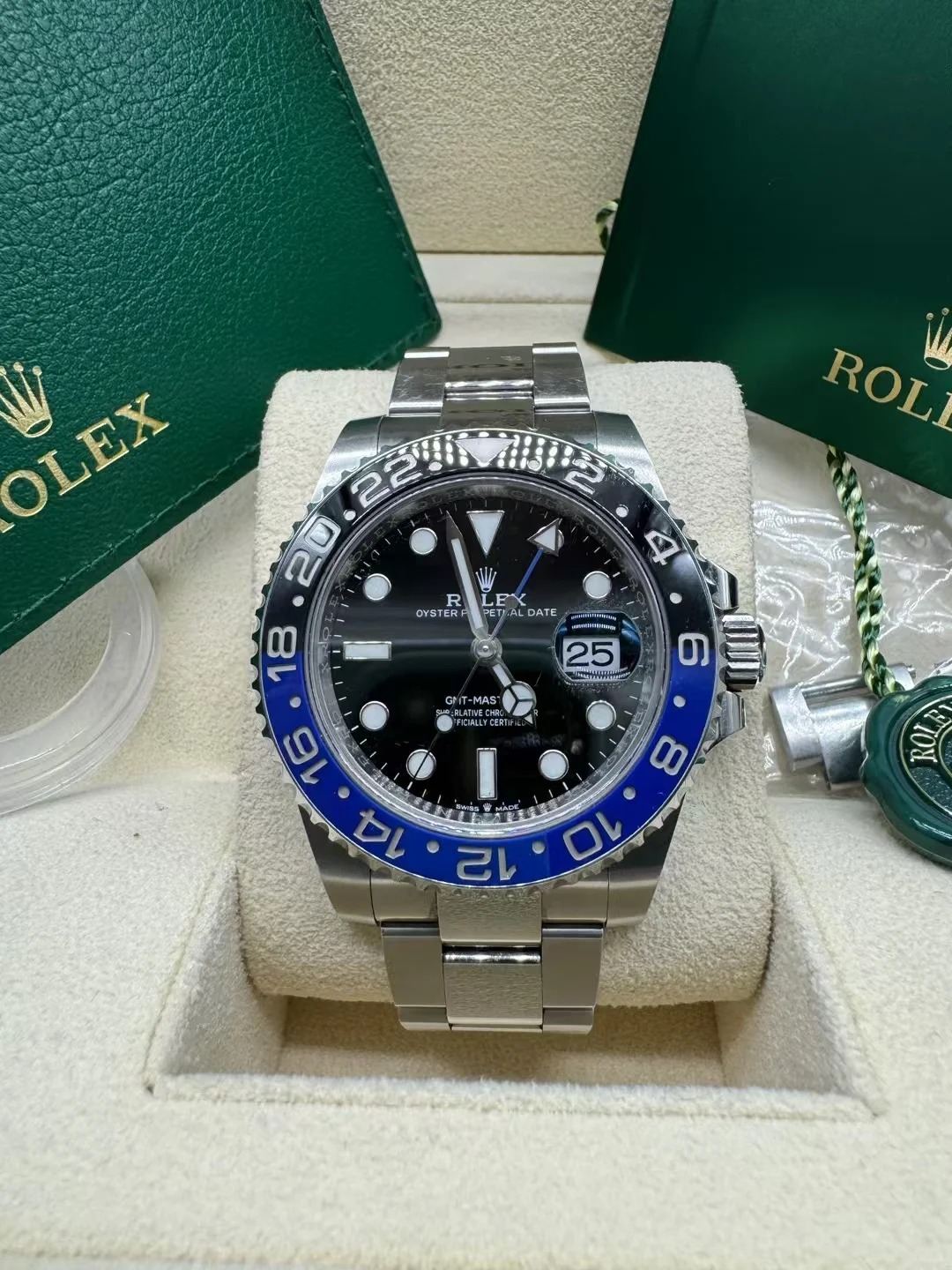 The Oyster Perpetual GMT-Master II is made of Oyster steel with a black dial and an Oyster bracelet. -m126710blnr-0003 40mm