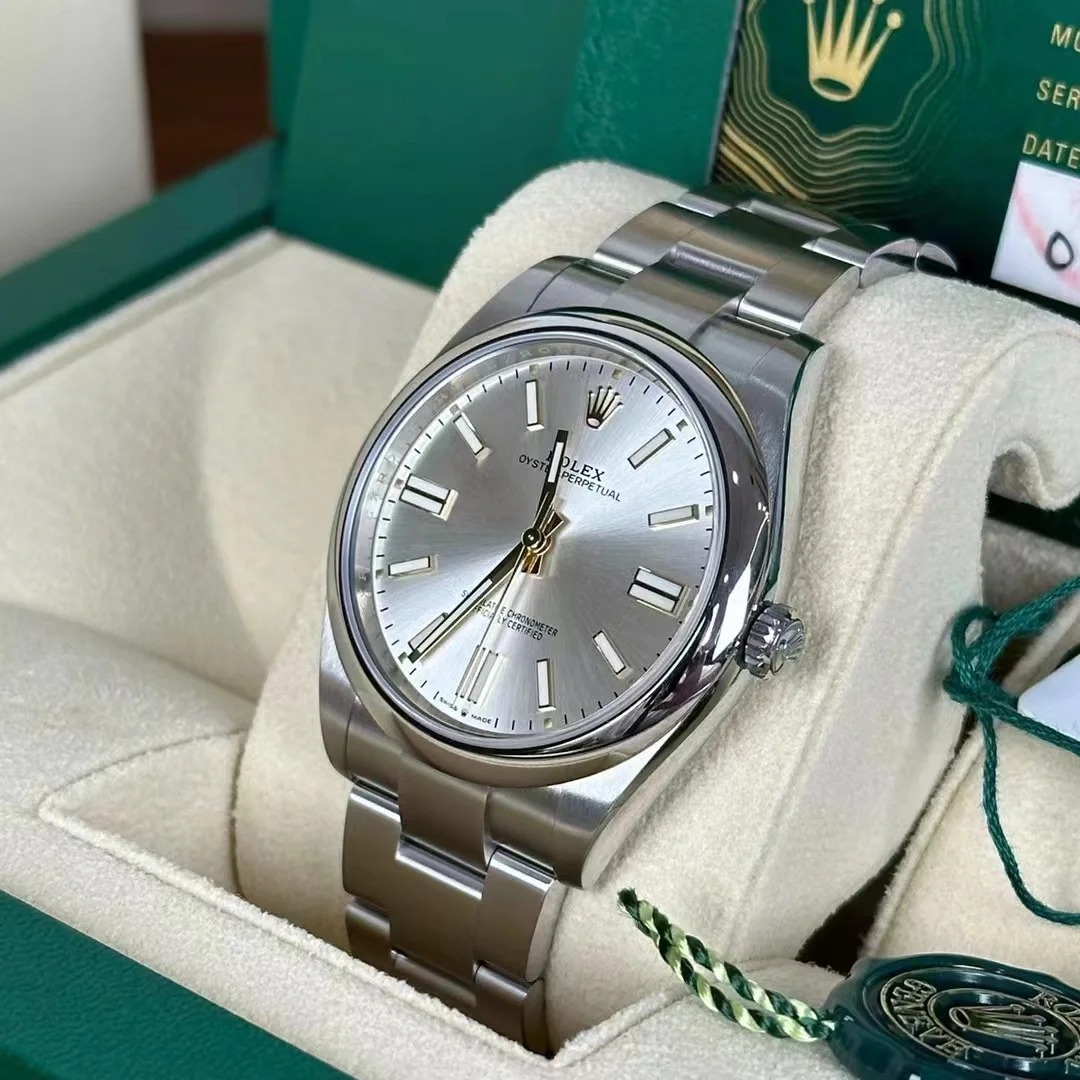 The Oyster Perpetual 41 is fitted with a silver dial and an Oyster bracelet. -m124300-0001