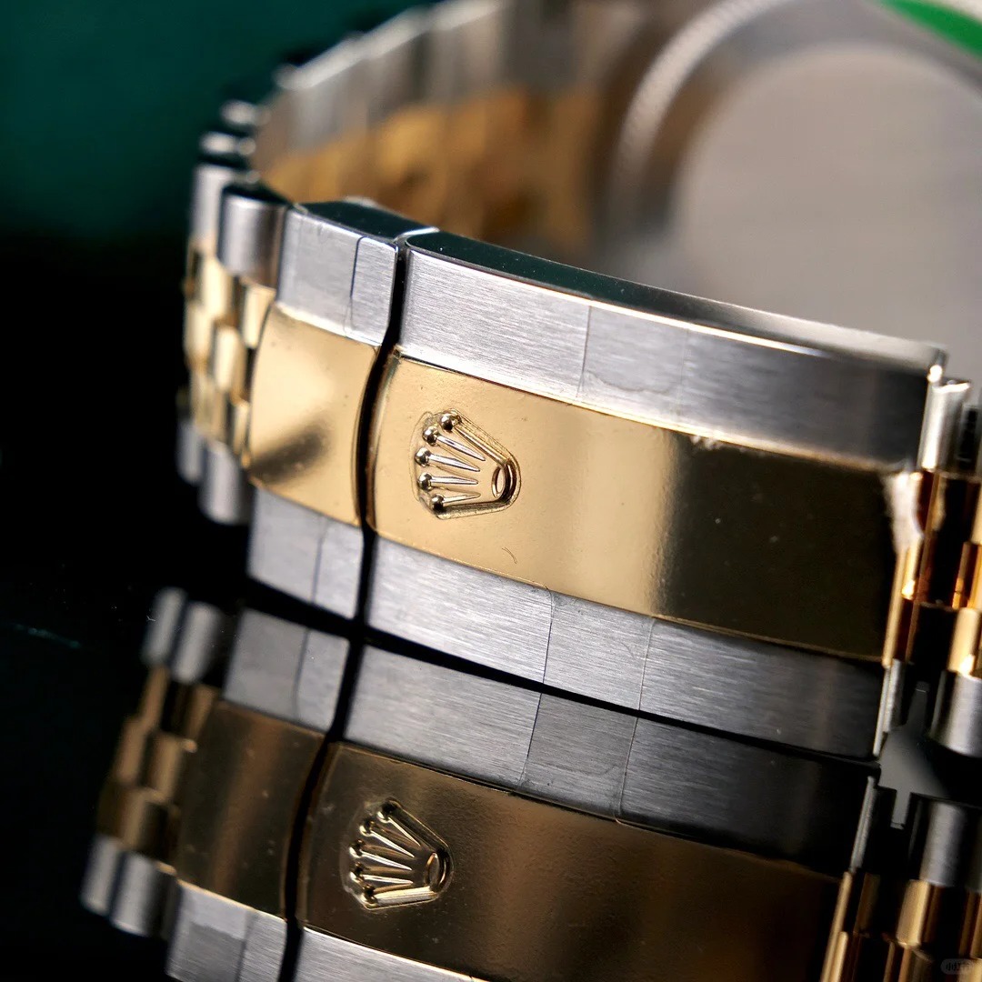 The Oyster Perpetual Sky-Dweller in yellow gold and Oystersteel with a glossy black dial and a Jubilee bracelet. -m336933-0004 42mm