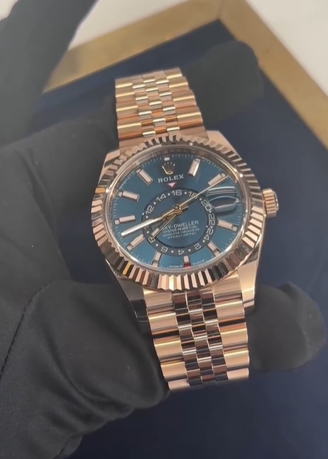 The Oyster Perpetual Sky-Dweller in 18 ct Everose gold with a turquoise dial and a Jubilee bracelet. -m336935-0005 42mm