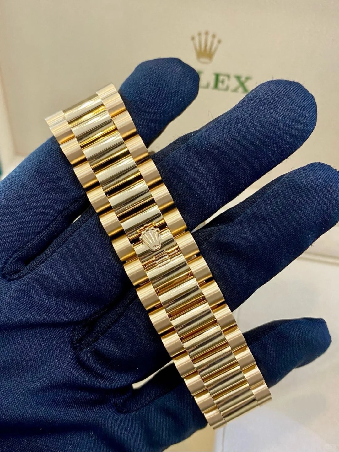 The Oyster Perpetual Day-Date 36 in 18 ct yellow gold with a brilliant green diamond-set dial, fluted bezel and President bracelet. -m128238-0130