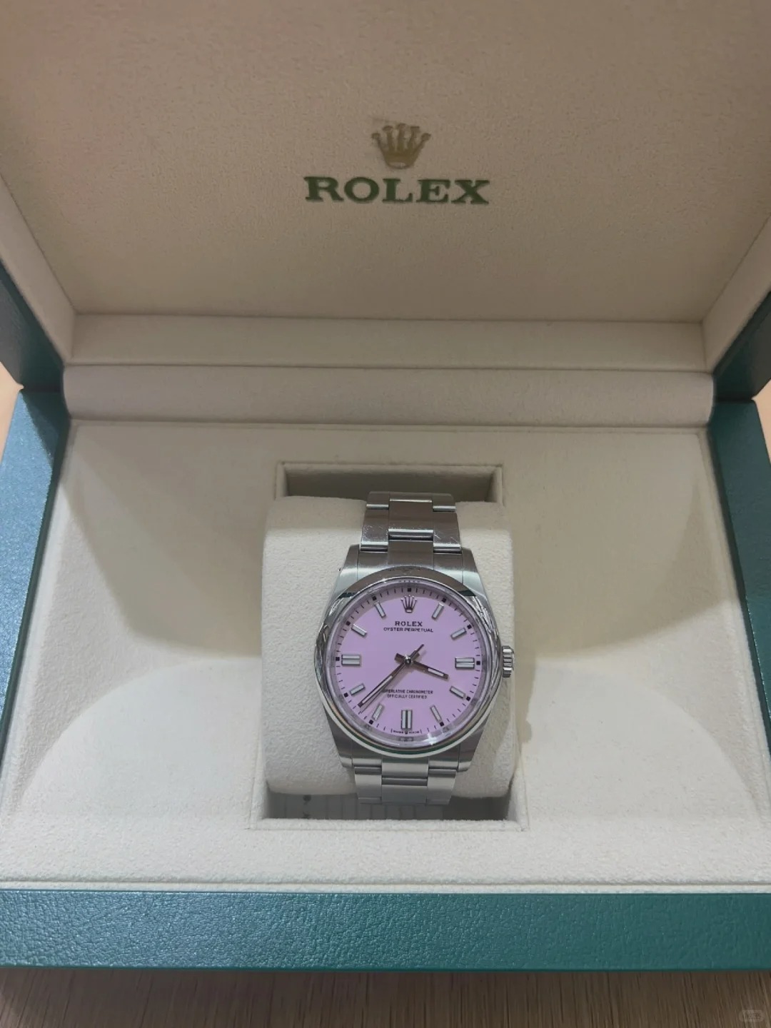 The Oyster Perpetual 36 is presented with a candy pink dial and an Oyster bracelet. -m126000-0008