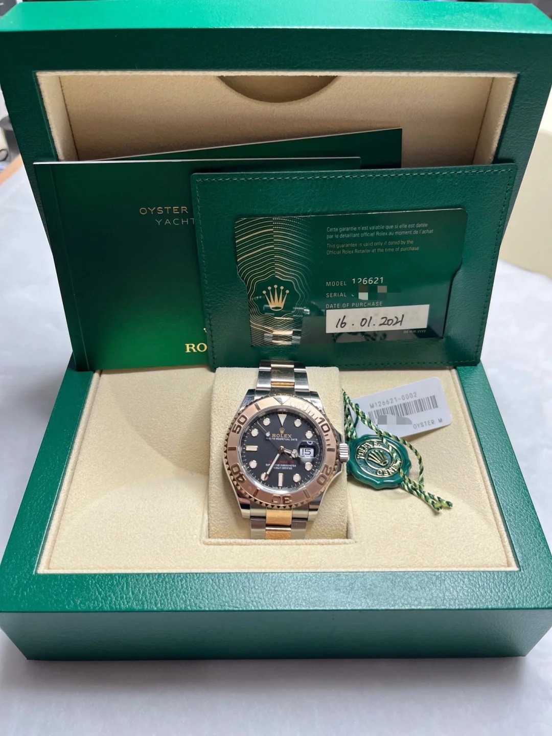 The Oyster Perpetual Yacht-Master 40 is available in Everose gold and Oystersteel with an Oyster bracelet. -m126621-0002