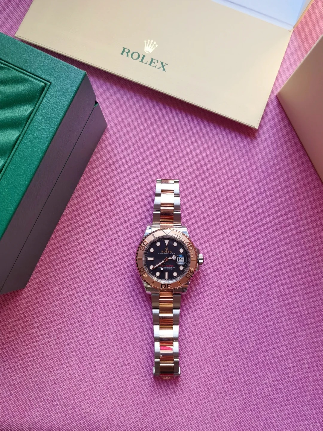 The Oyster Perpetual Yacht-Master 40 is available in Everose gold and Oystersteel with an Oyster bracelet. -m126621-0002