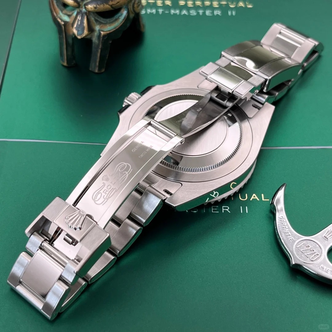 The Oyster Perpetual GMT-Master II is made of Oyster steel with a black dial and an Oyster bracelet. -m126710grnr-0004 40mm