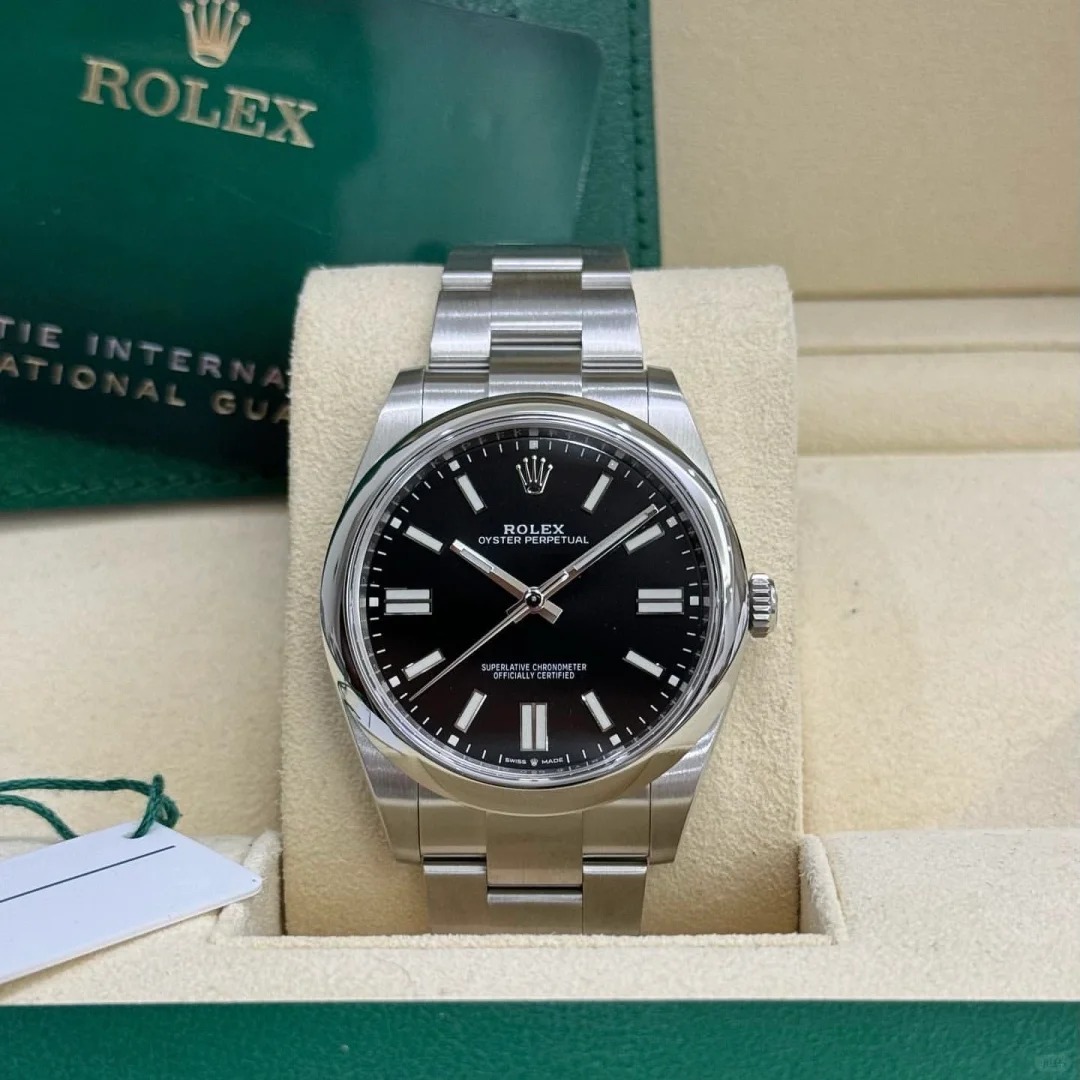 The Oyster Perpetual 41 is presented with a glossy black dial and an Oyster bracelet. -m124300-0002