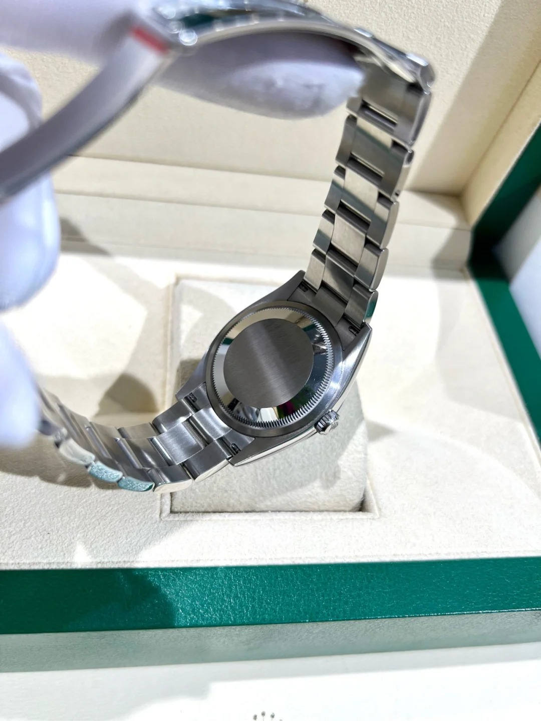 The Oyster Perpetual 36 is fitted with a turquoise blue dial and an Oyster bracelet. -m126000-0006