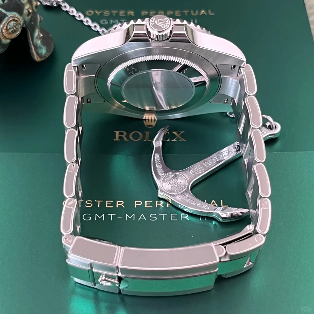 The Oyster Perpetual GMT-Master II is made of Oyster steel with a black dial and an Oyster bracelet. -m126710grnr-0004 40mm