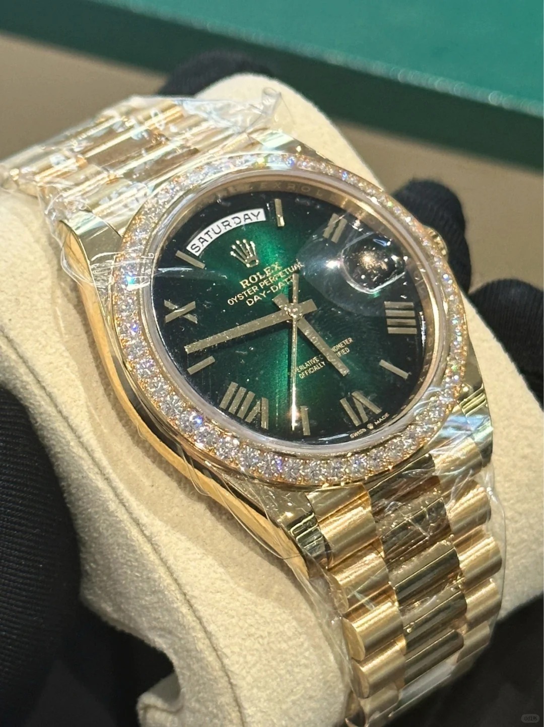 The Oyster Perpetual Day-Date 40 in 18 ct yellow gold with a gradient green dial, diamond-set bezel and President bracelet. -m228348rbr-0045