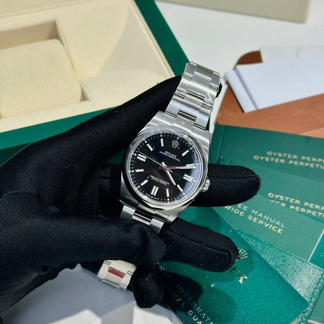 The Oyster Perpetual 41 is presented with a glossy black dial and an Oyster bracelet. -m124300-0002