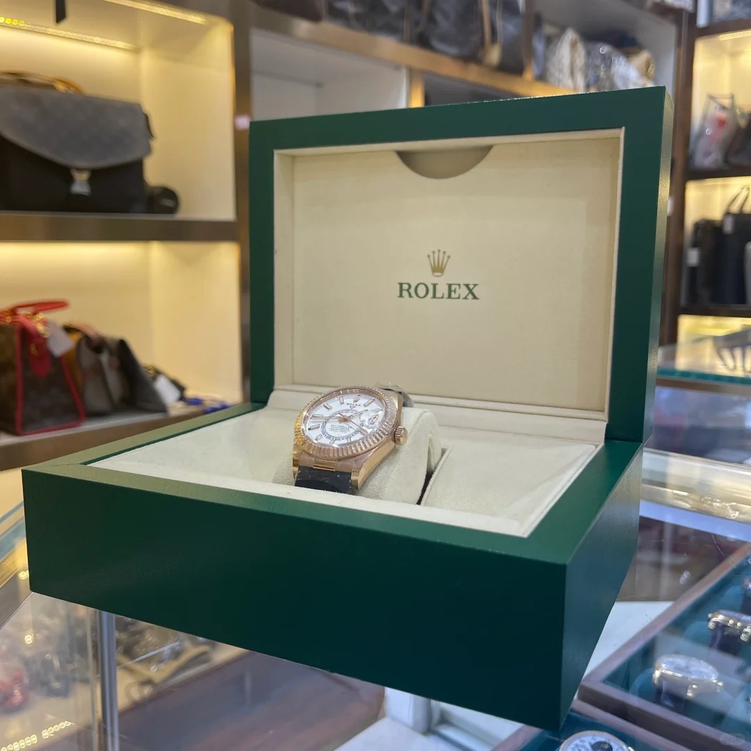 The Oyster Perpetual Sky-Dweller in 18 ct Everose gold with a mellow white dial and an Oysterflex bracelet. -m336235-0003 42mm