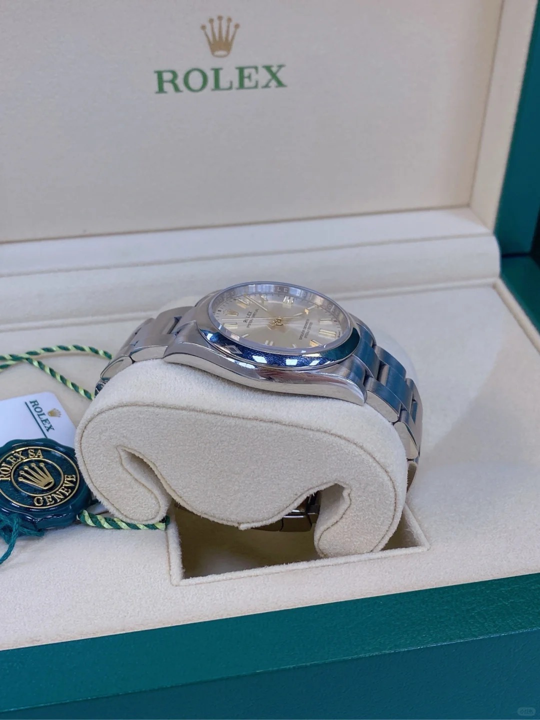 The Oyster Perpetual 36 is fitted with a silver dial and an Oyster bracelet. -m126000-0001