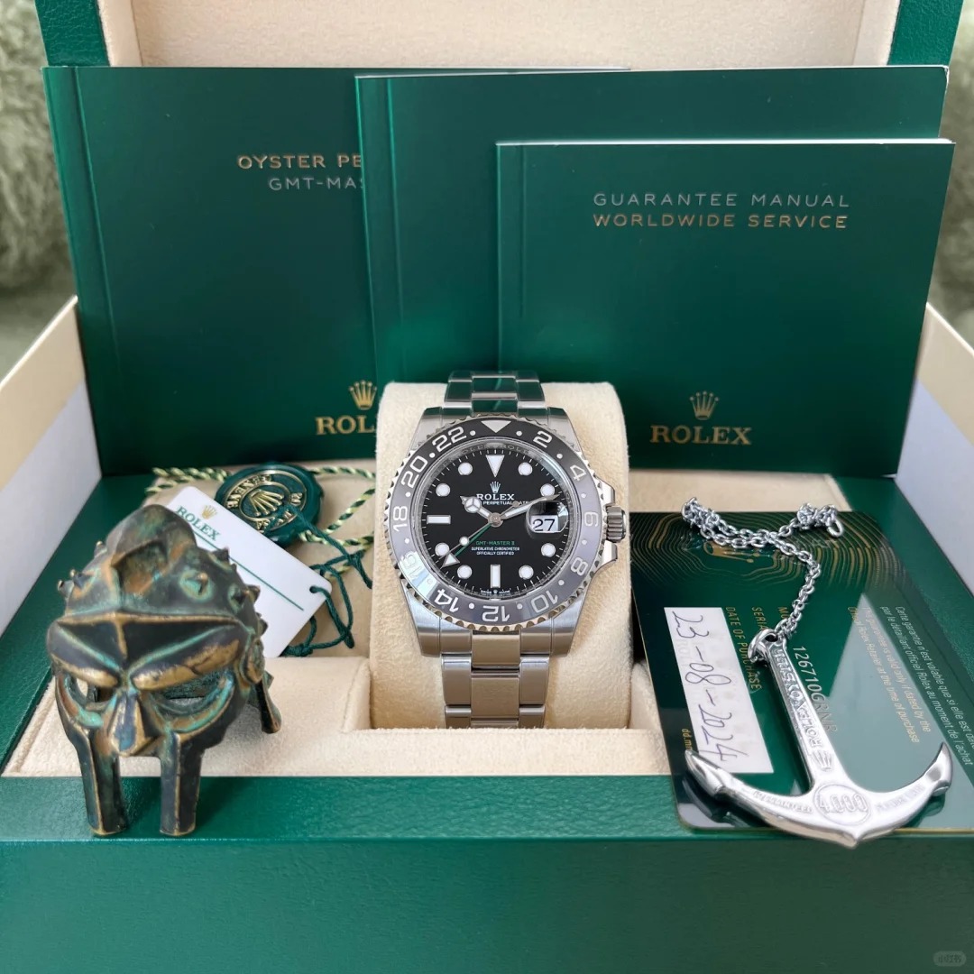 The Oyster Perpetual GMT-Master II is made of Oyster steel with a black dial and an Oyster bracelet. -m126710grnr-0004 40mm