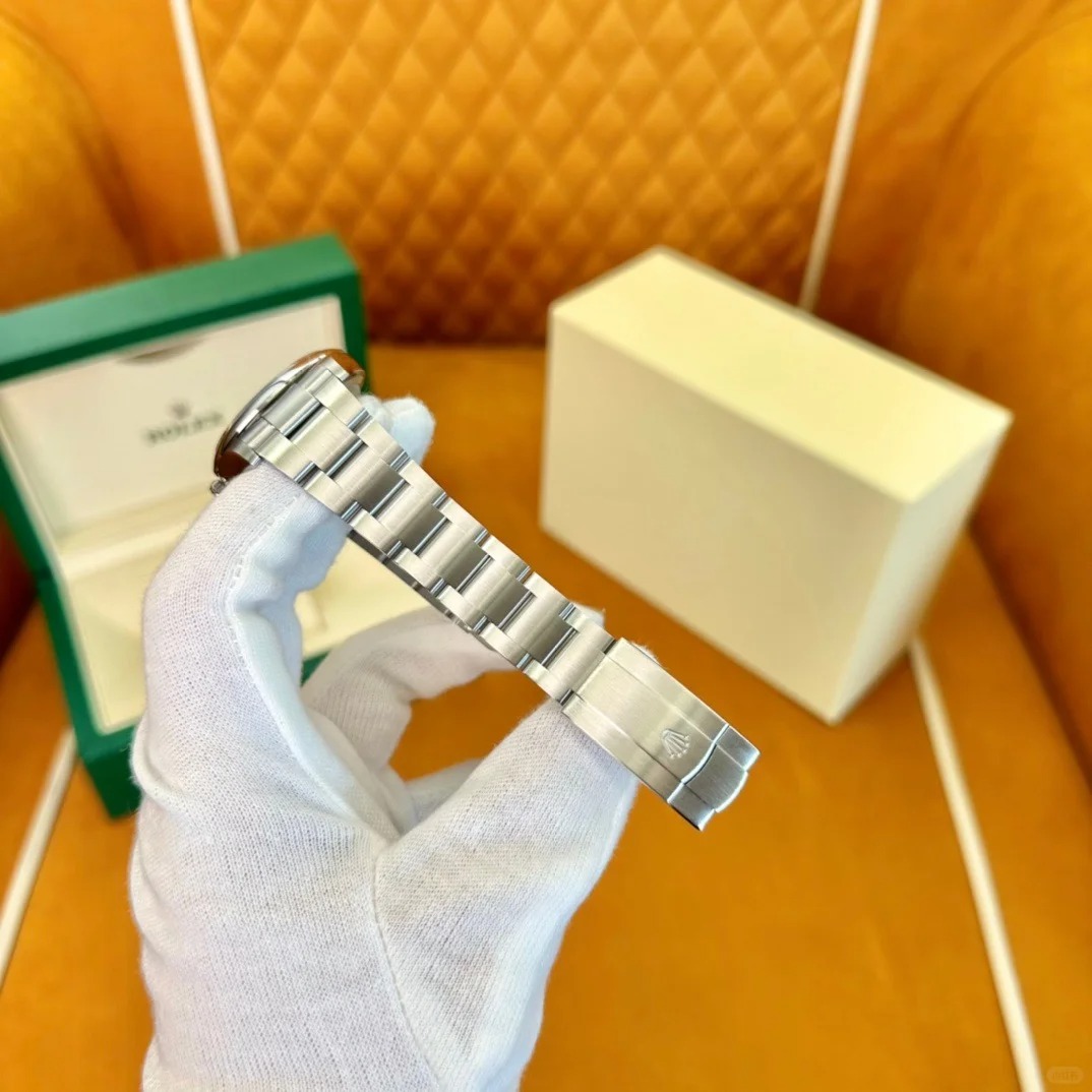 The Oyster Perpetual 36 features a turquoise blue celebration dial and an Oyster bracelet. -m126000-0009