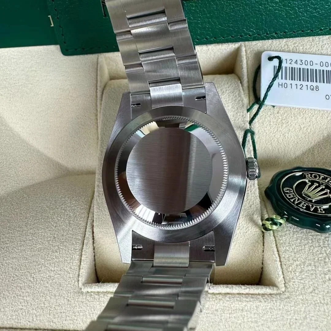 The Oyster Perpetual 41 is fitted with a silver dial and an Oyster bracelet. -m124300-0001