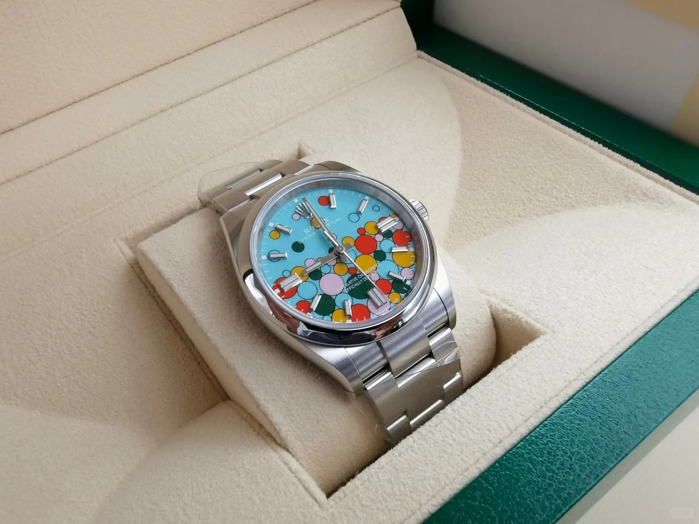 The Oyster Perpetual 36 features a turquoise blue celebration dial and an Oyster bracelet. -m126000-0009