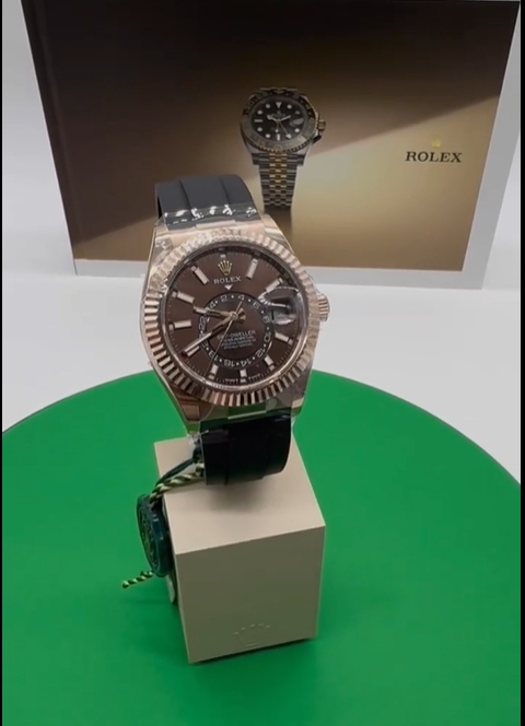 The Oyster Perpetual Sky-Dweller in 18-carat Everose gold with a chocolate-coloured dial and an Oysterflex bracelet. -m336235-0002 42mm